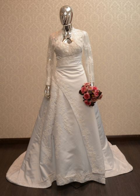    Locação de Trajes: Noivas: Vestido de Noiva Tomara que Caia com Bolero