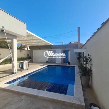 Casa de 3 dormitórios com piscina.