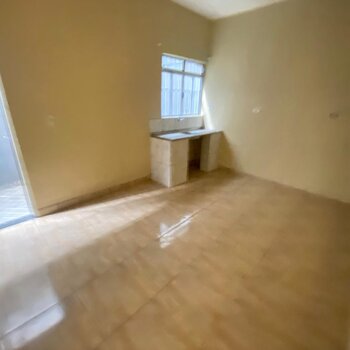 Casa sob loja Parque Brasil 